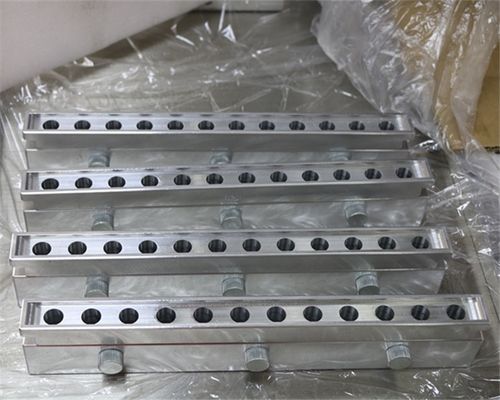خط إنتاج أحمر الشفاه أحمر الشفاه 12 حفرة ذقن الطيور الألومنيوم العفن الفضة سهلة التنظيف